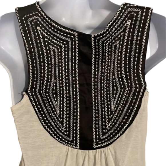 Papillon Blanc  Embroidered Accent Neckline Multicolored Size Medium - Picture 3 of 3